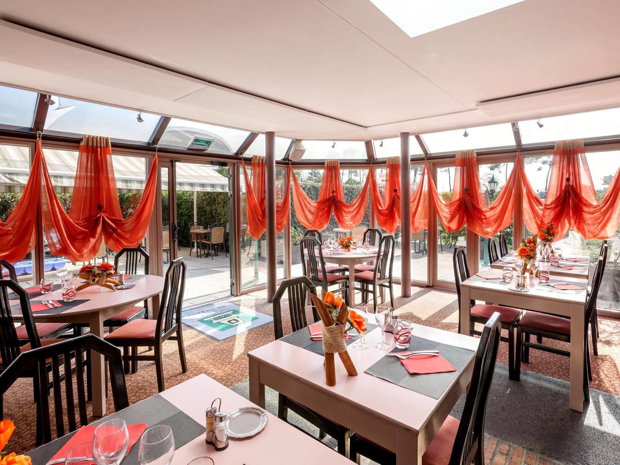Logis Hotel Horus Restaurant Les Bruyeres Toulenne Buitenkant foto