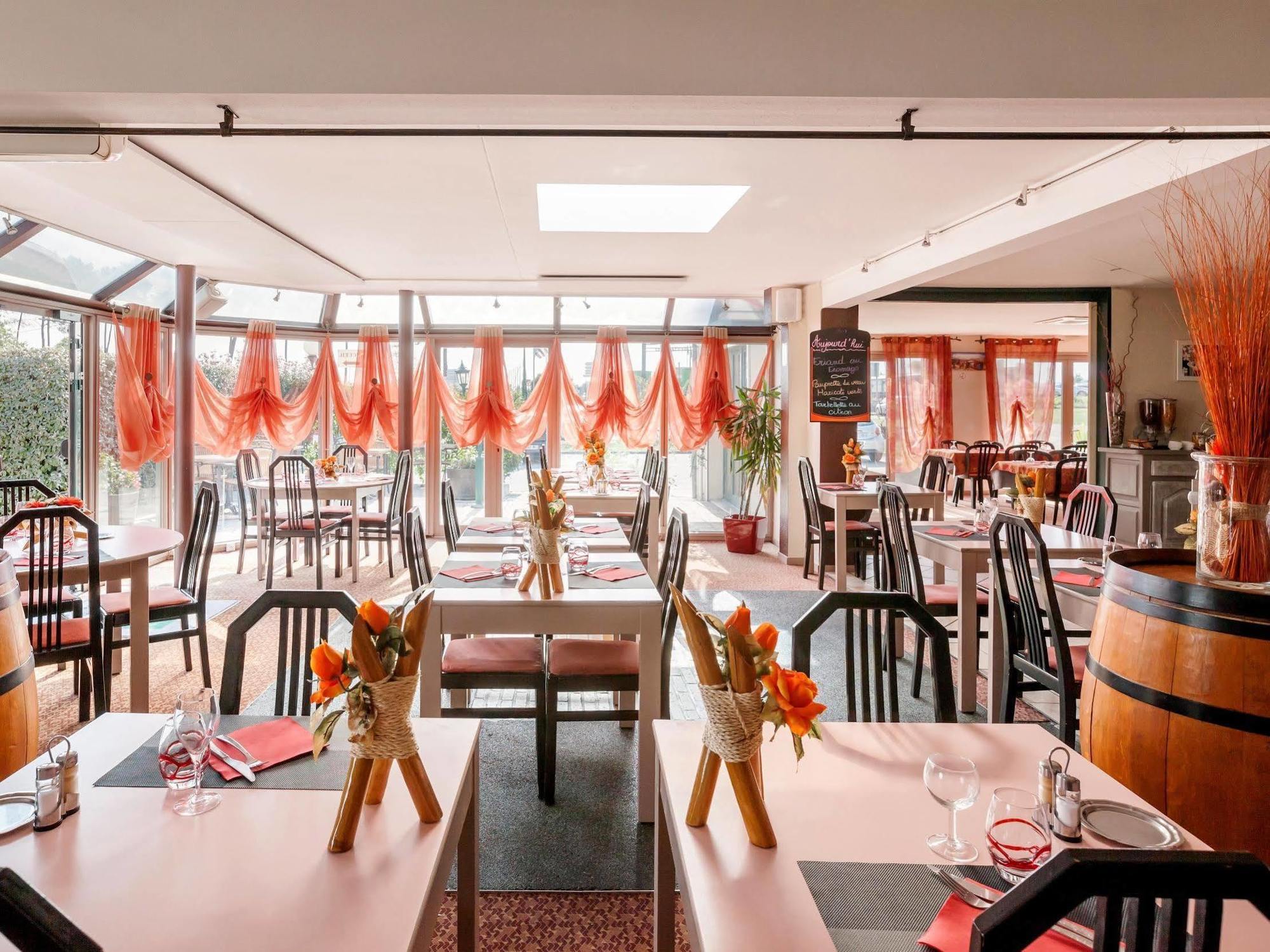 Logis Hotel Horus Restaurant Les Bruyeres Toulenne Buitenkant foto